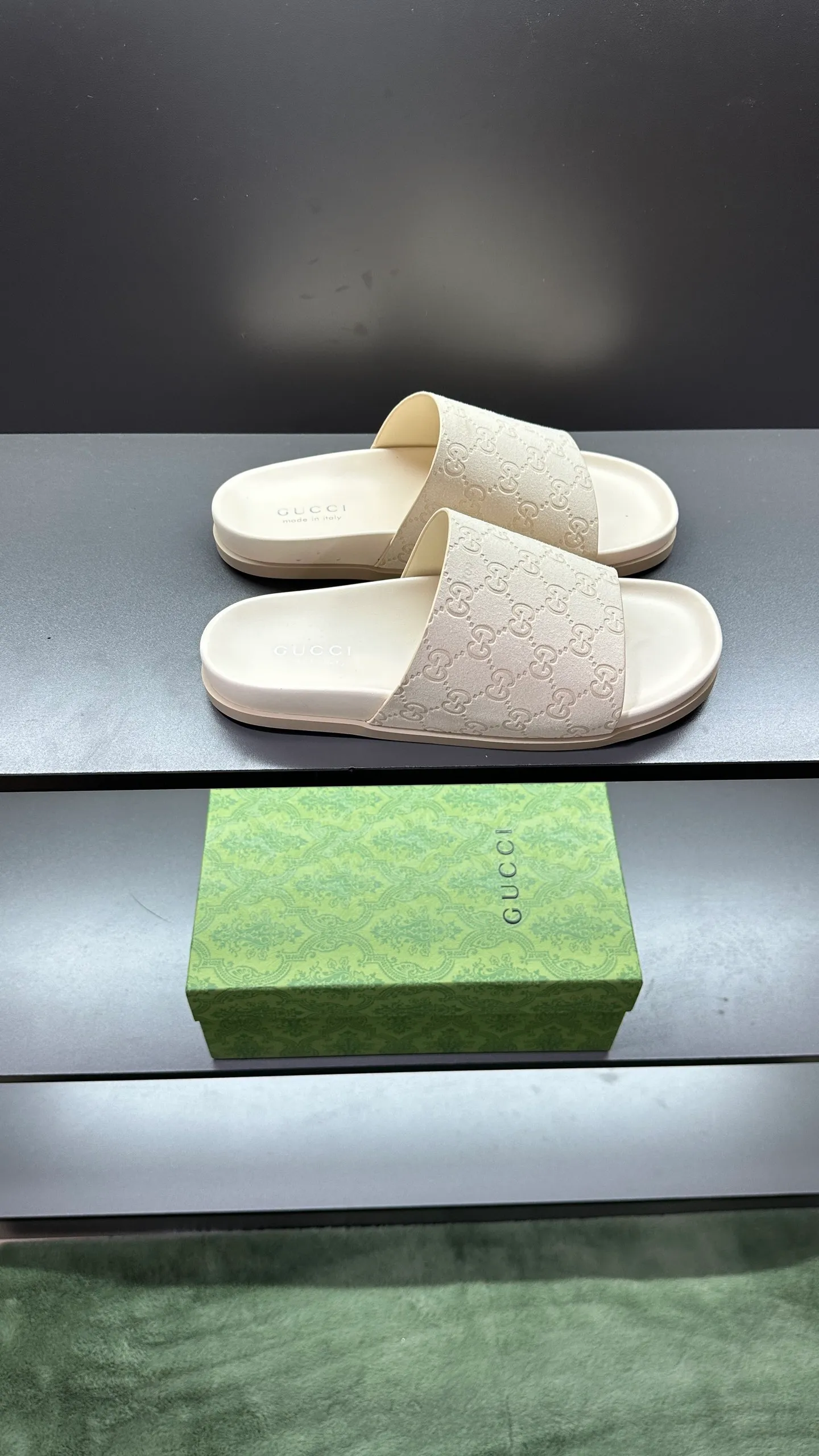 [G Home New Style] P: 300💰Men's size 39~45, (46. Customized) This slipper is made of GG polyester fiber and is decorated with a Gucci label on the front, which adds a striking logo feel to the style. "Gucci Made in Italy" stamped label Rubber sole Flat Made in Italy
